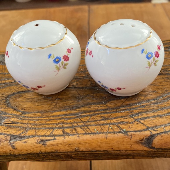 Vintage Cottage-core Grand Millennial salt & pepper shakers - Picture 2 of 6